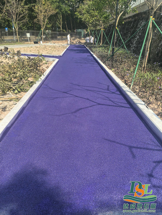 廣州地石麗｜東莞紫色透水混凝土路面施工！